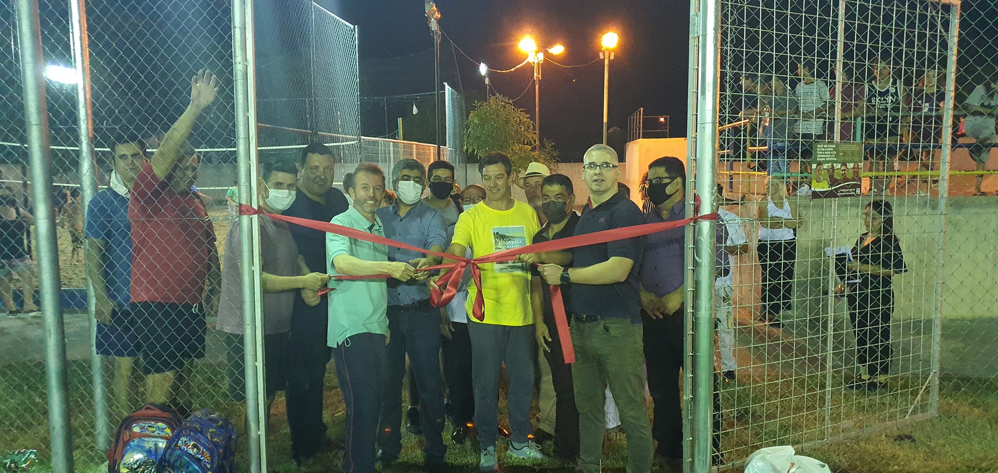 VEREADORES PARTICIPAM DA INAUGURAÇÃO DA QUADRA DE FUTEBOL SOCIETY