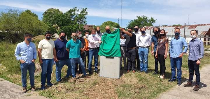 VEREADORES PRESTIGIAM O LANÇAMENTO DA PEDRA FUNDAMENTAL DAS OBRAS DO BANCO SICREDI